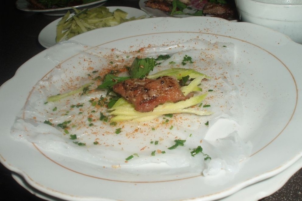 Mon banh uot thit nuong o xu ca phe hinh anh