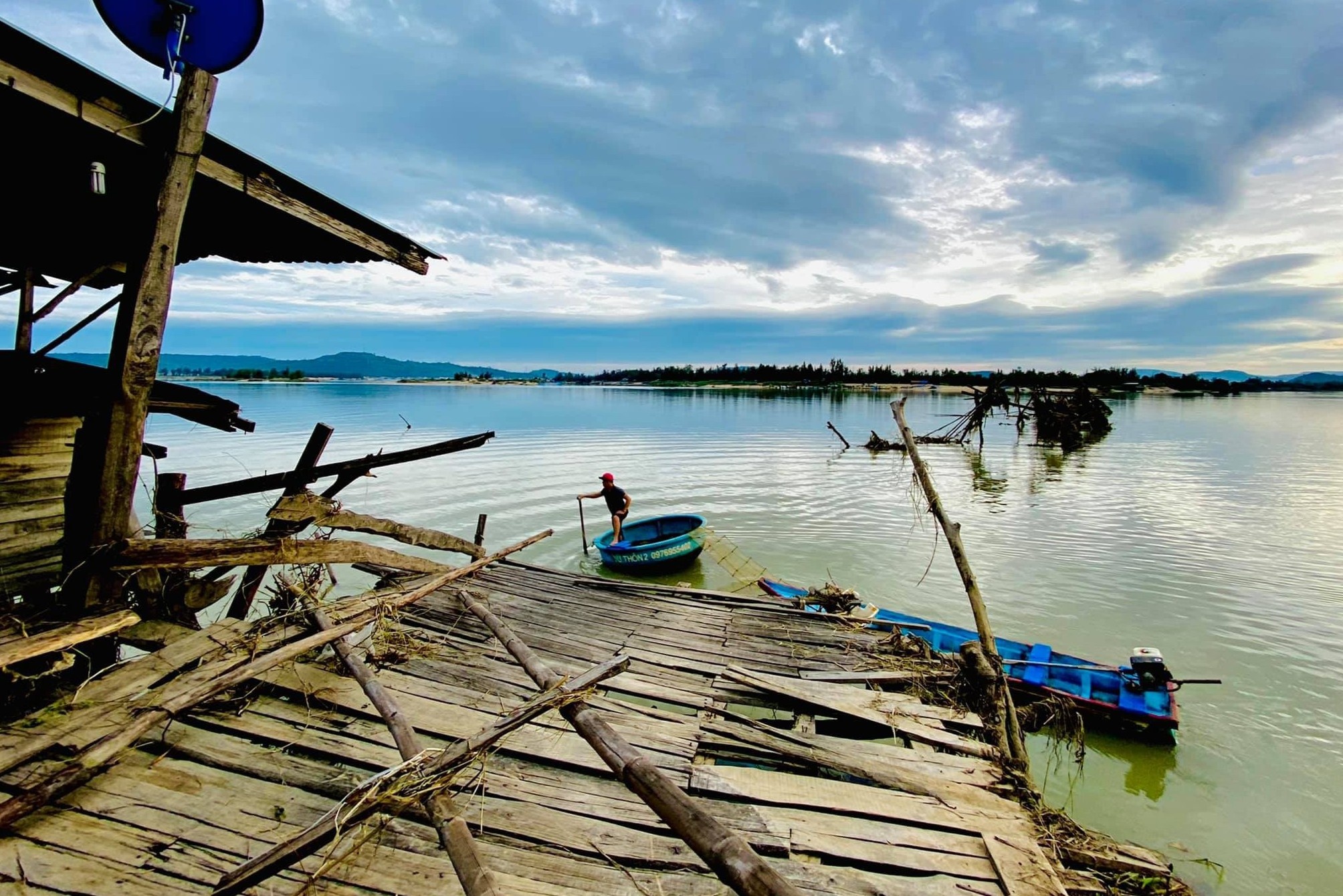 Cau go noi tieng o Phu Yen bi bao danh sap hinh anh