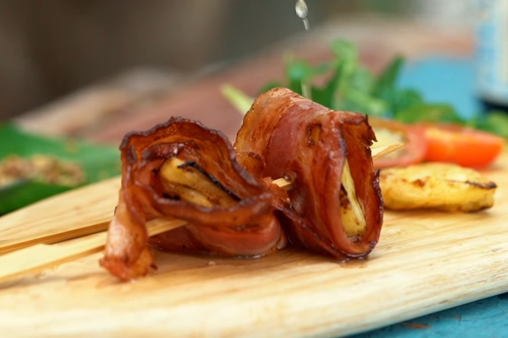 Doi vi bua toi voi thit ba roi cuon dua thom la hinh anh