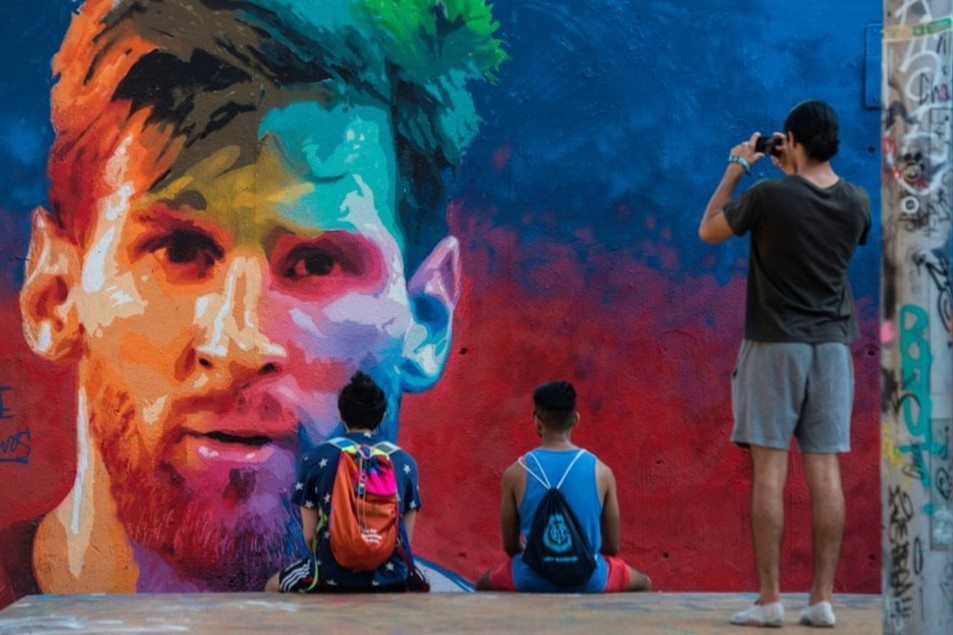 Loat tranh ve tuong in hinh Ronaldo, Messi hinh anh