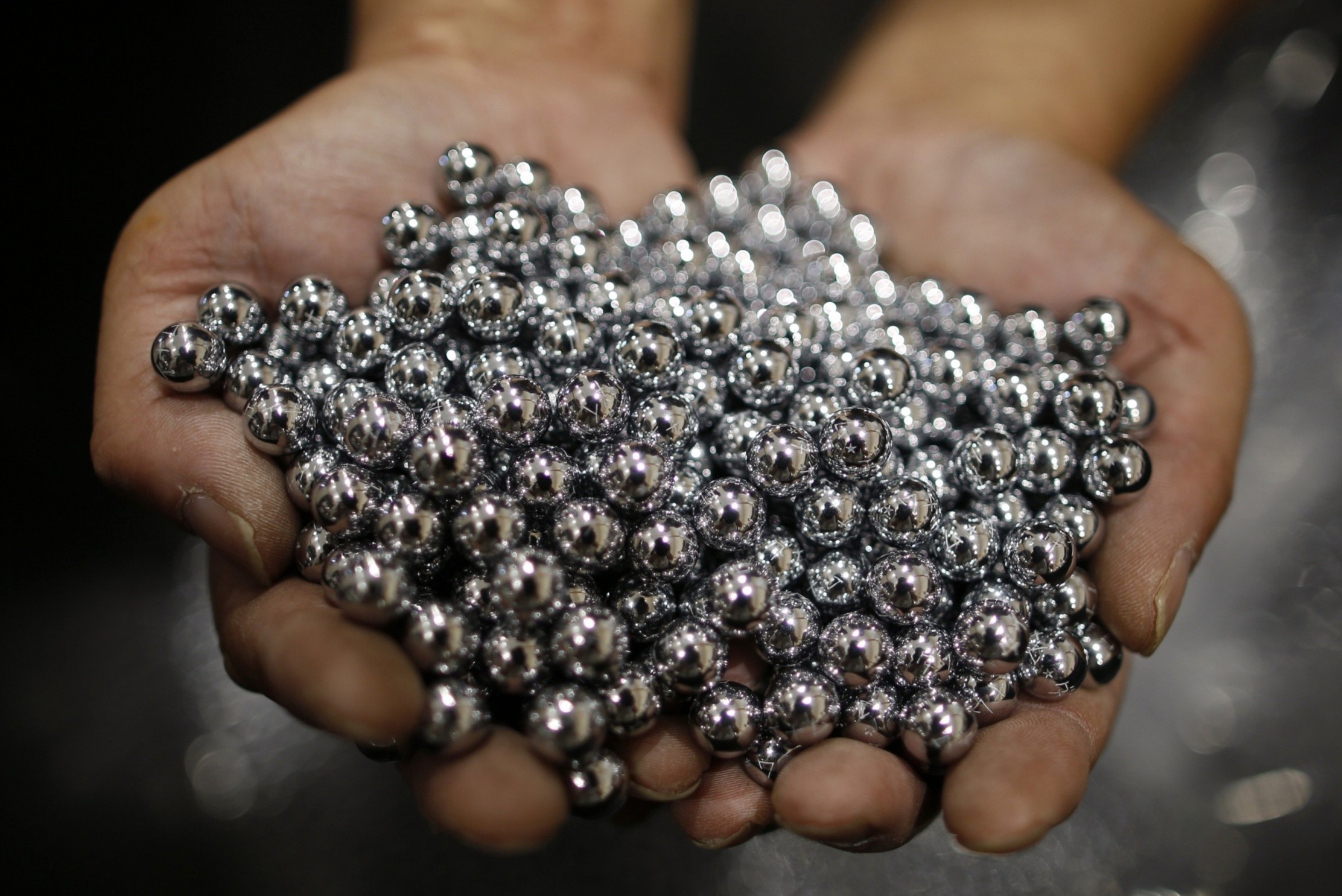 Hang trieu nguoi Nhat do tien cho nhung vien bi thep hinh anh