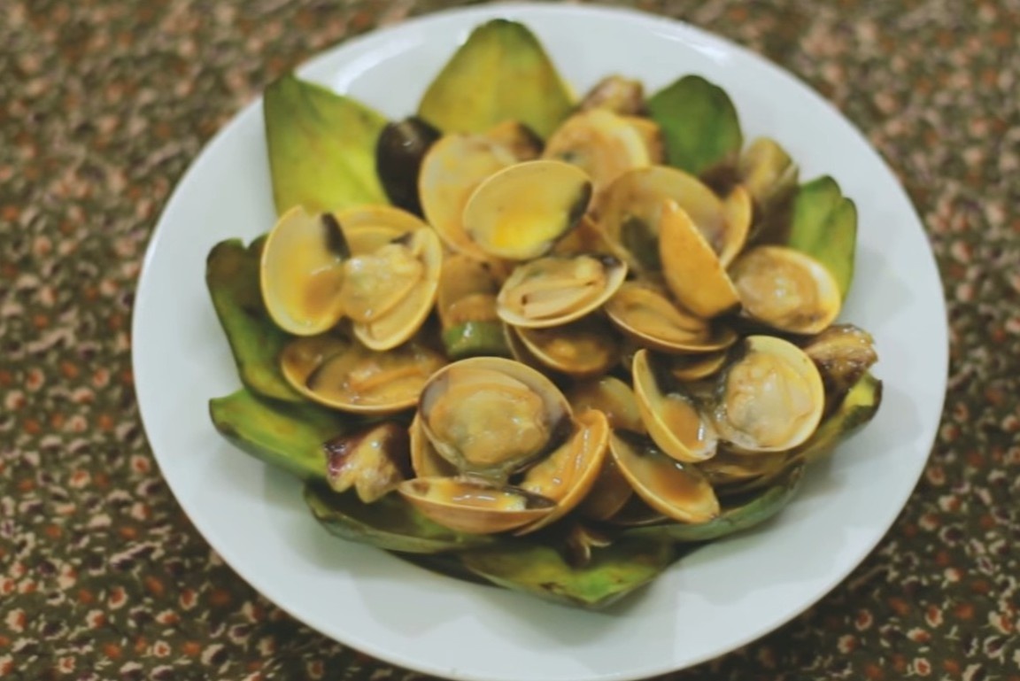 Ngheu nau hoa atiso cho bua toi ngay lanh hinh anh