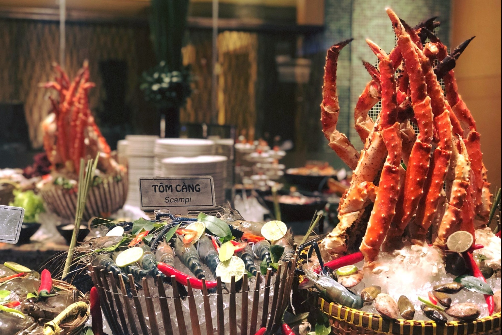 Nhieu nha hang buffet o TP.HCM gan kin ban dem Noel hinh anh