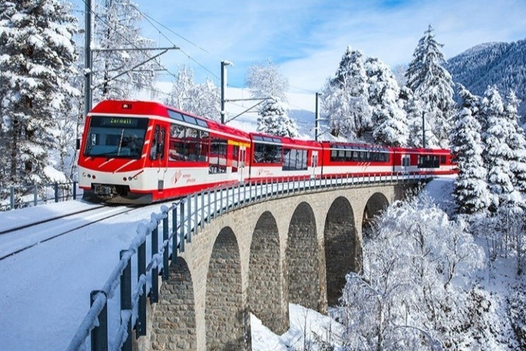 Ngoi tau toc hanh ngam mua dong tuyet trang hinh anh