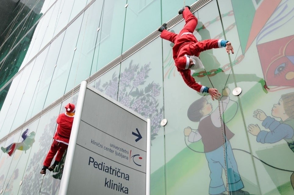 Ong gia Noel leo tuong trong ngay can Giang sinh hinh anh