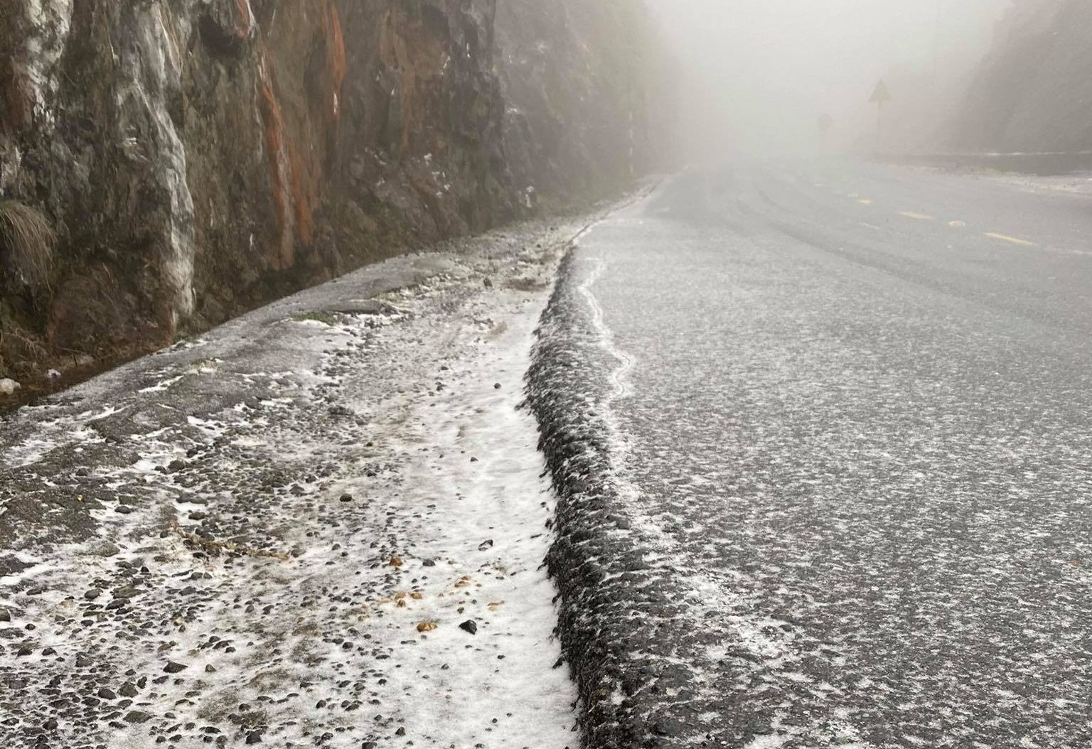 Bang tuyet o deo O Quy Ho khien duong di nguy hiem hinh anh
