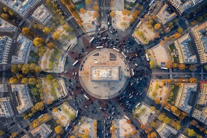 Noi 12 dai lo giao nhau o Paris hinh anh