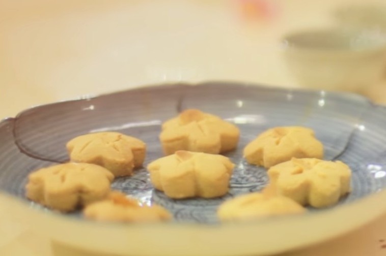 Mon banh hoa dao mang khong khi Tet hinh anh