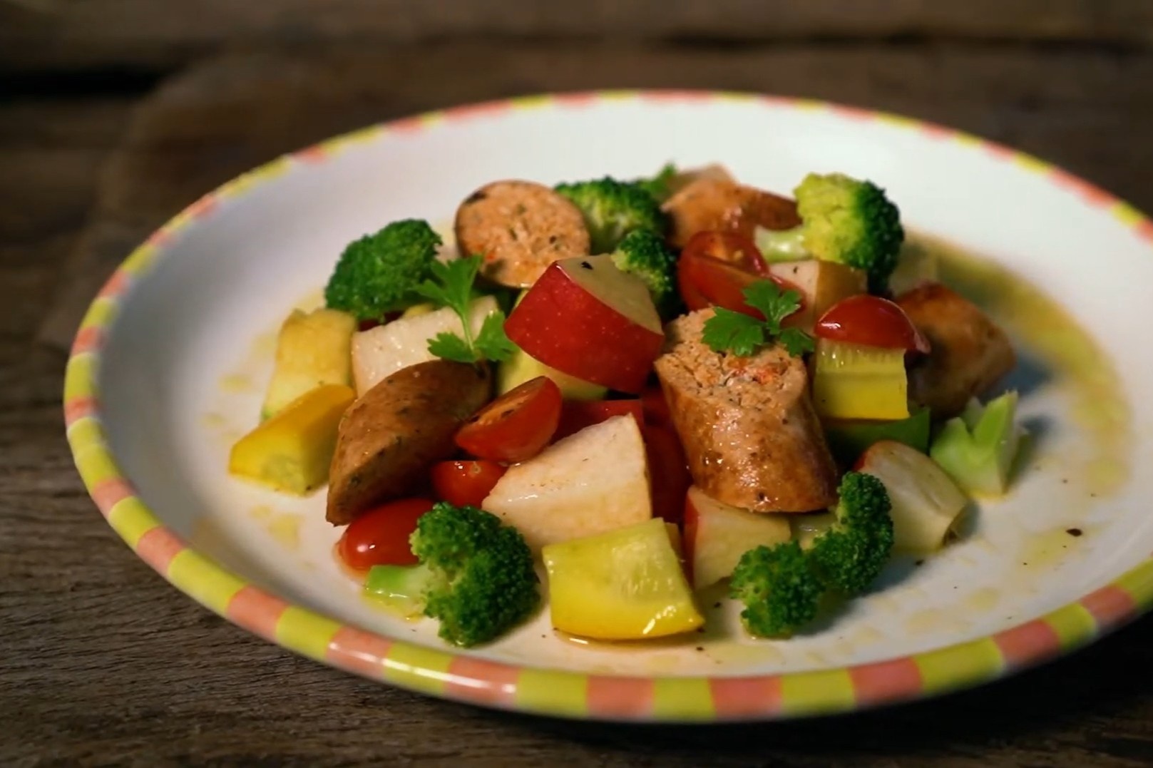Salad tao an kem xuc xich ga doi vi bua com Tet hinh anh