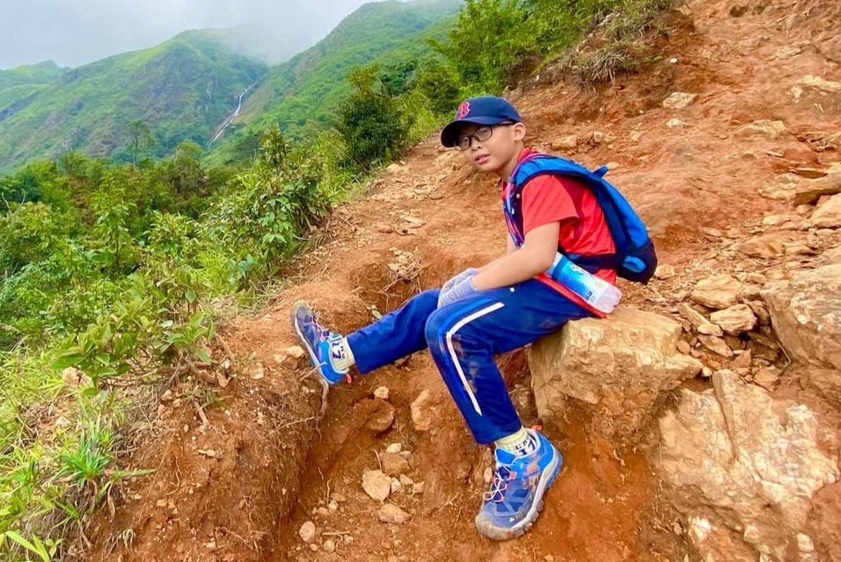 Cau be 9 tuoi chinh phuc 3 dinh nui cao bac nhat Viet Nam hinh anh