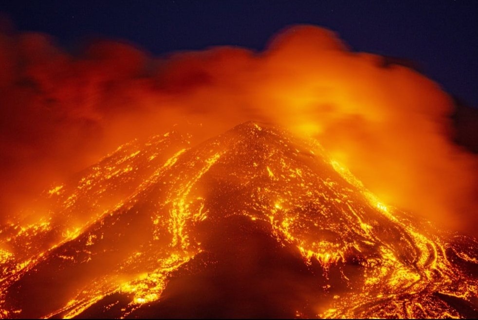 Nui lua con hoat dong manh nhat chau Au phun dung nham hinh anh