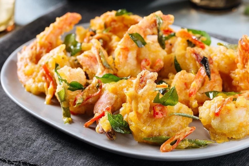 Tom chien trung muoi la mieng cho bua toi hinh anh