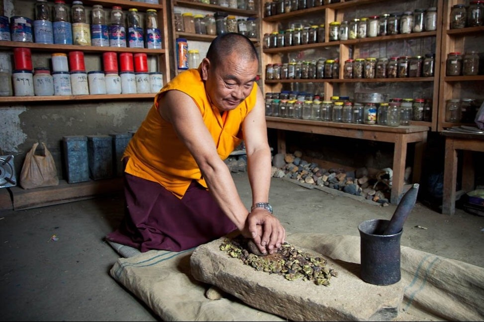 Nguoi Tay Tang dung da tam nuoc lam thuoc hinh anh