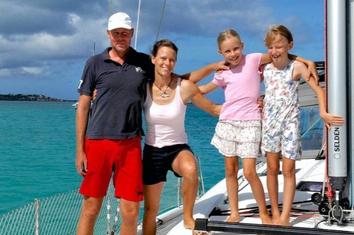 Gia dinh ban nha de mua thuyen di vong quanh the gioi hinh anh