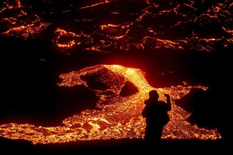 Du khach keo nhau xem nui lua 6.000 tuoi phun trao hinh anh