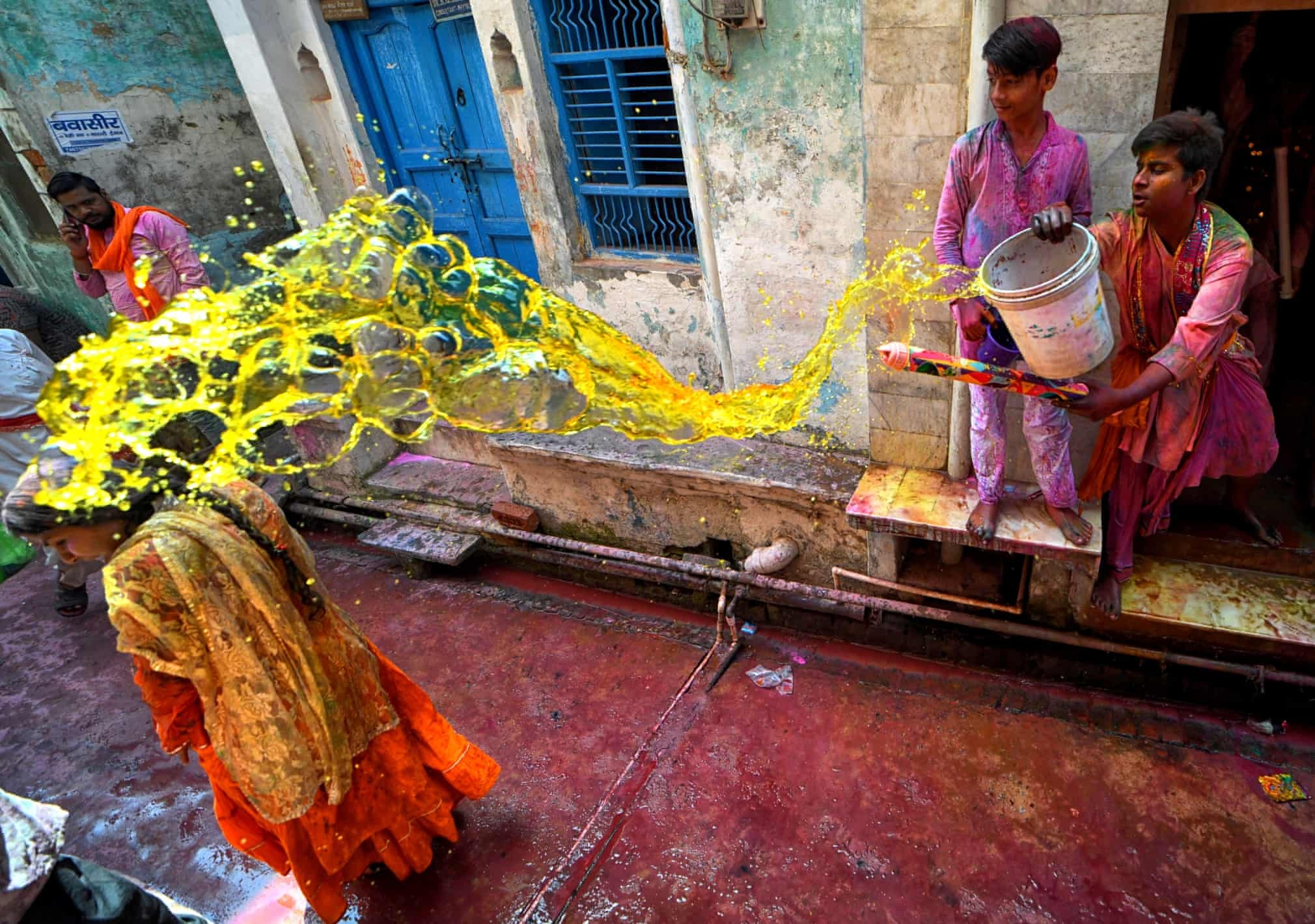 Hang nghin nguoi An Do xuong duong nem bot mau bat chap dich benh hinh anh