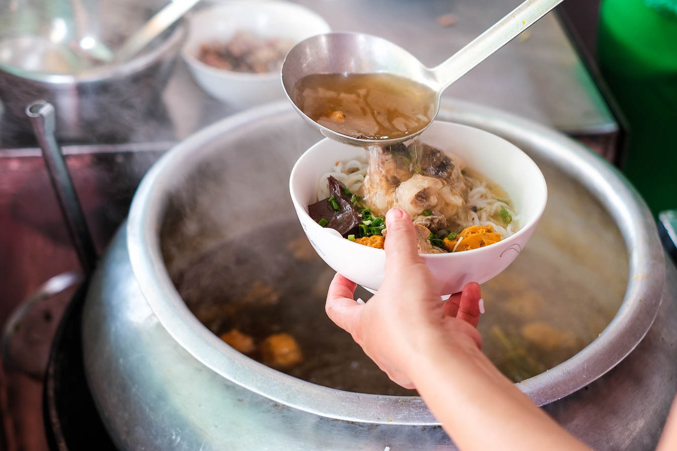 Noi nau bun bo Hue truyen thong lam bang gi? hinh anh