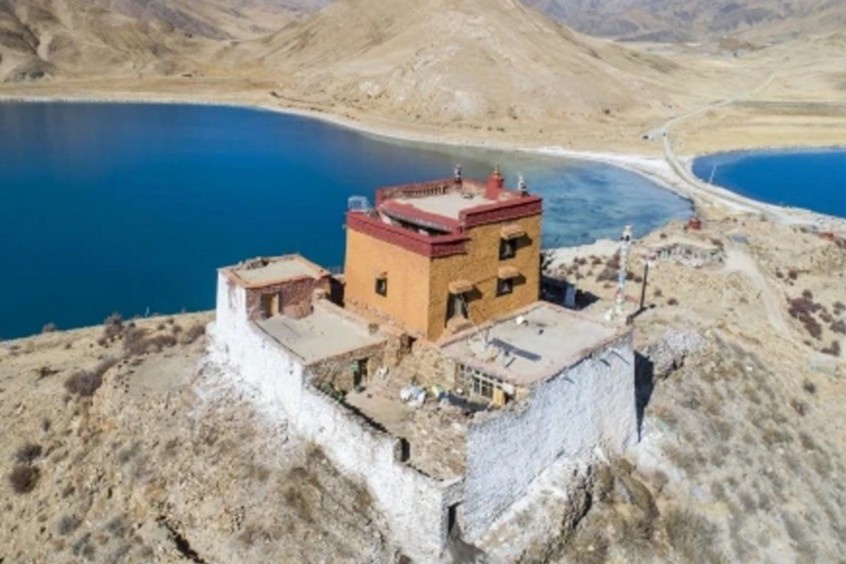 Ngoi den chi co mot nha su o Tay Tang hinh anh