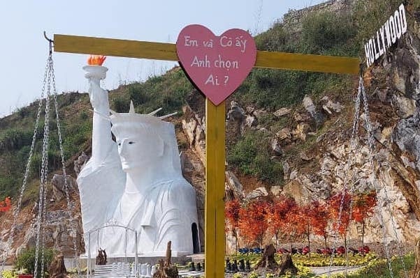 Tam dong cua diem check-in tuong Nu than Tu do o Sa Pa hinh anh