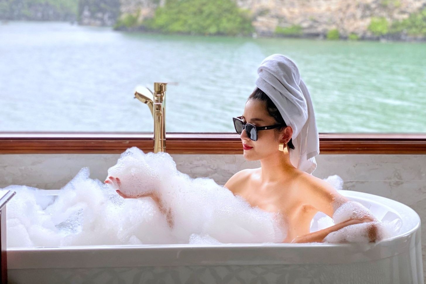 Du thuyen o Ha Long chua kip vui da lai thay mat tien hinh anh