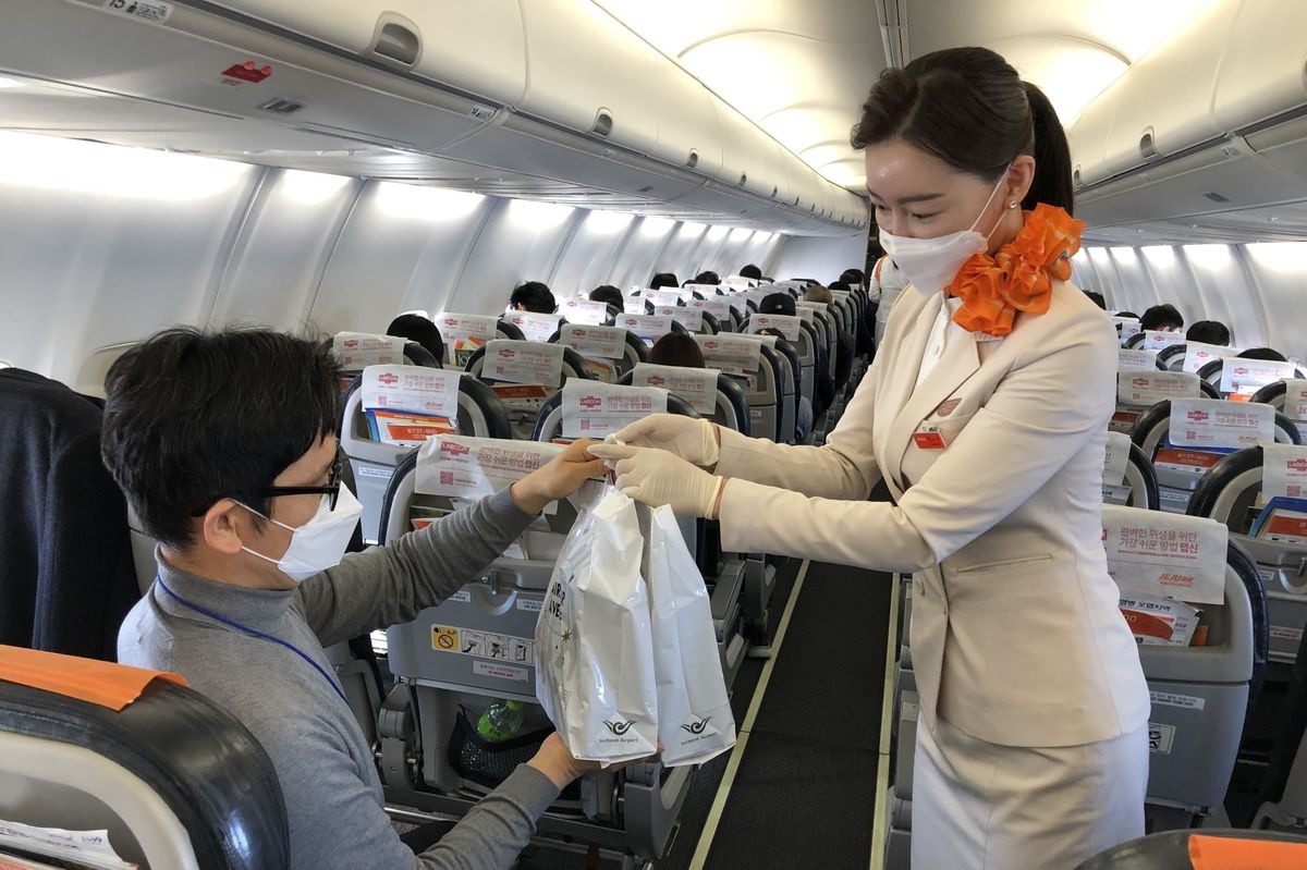 Bay tu Han qua Nhat roi ve chi de mua hang mien thue hinh anh