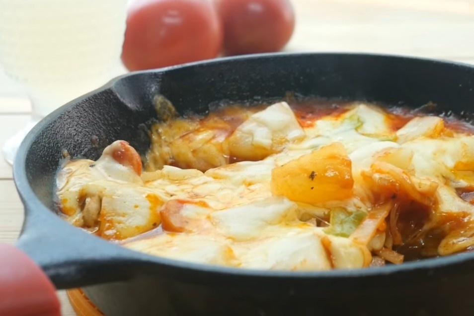 Lam pizza dam pho mai bang chao o nha hinh anh