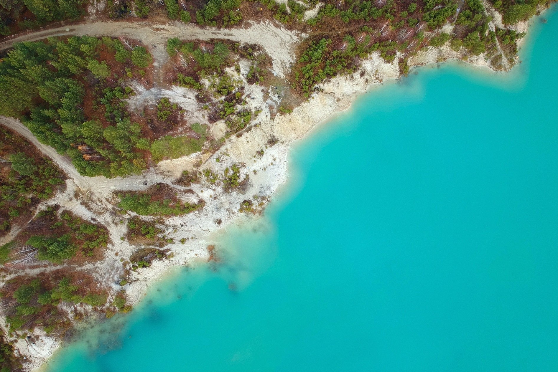 Ho nuoc xanh nhu ngoc nhung khong ai dam tam hinh anh