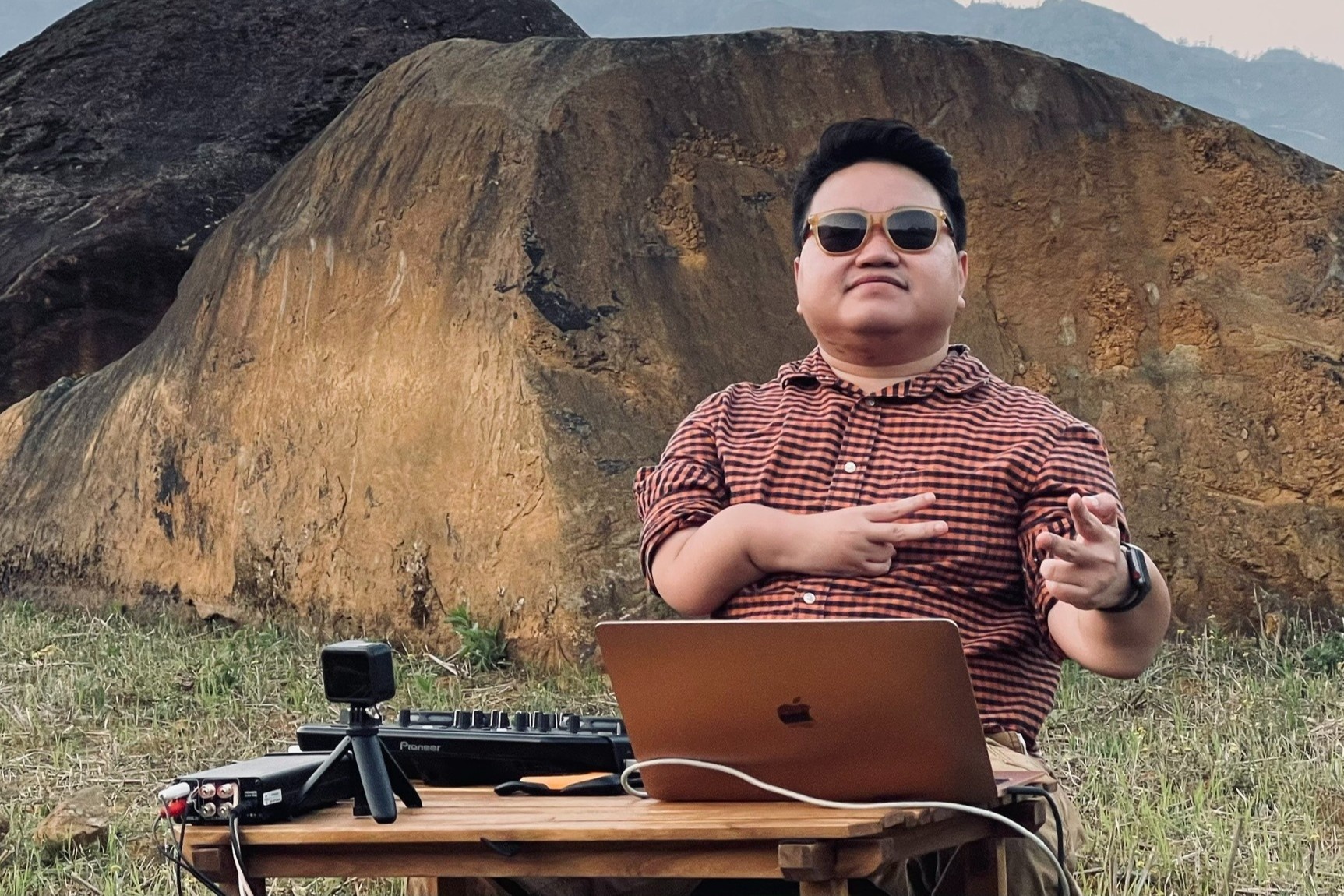 Chang trai xuong de vo mo 'quay' nhac khap Viet Nam hinh anh