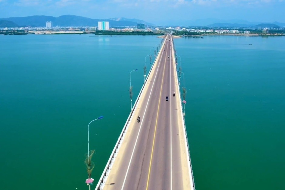 Cay cau bieu tuong cua Quy Nhon hinh anh