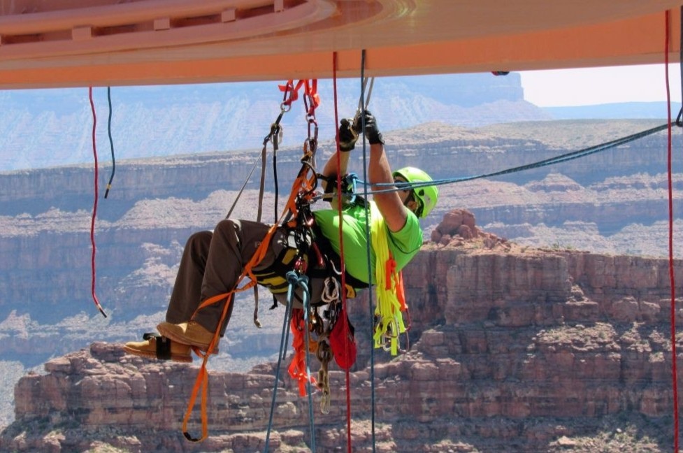 Treo minh o do cao 1.200 m de lau cau kinh hinh anh