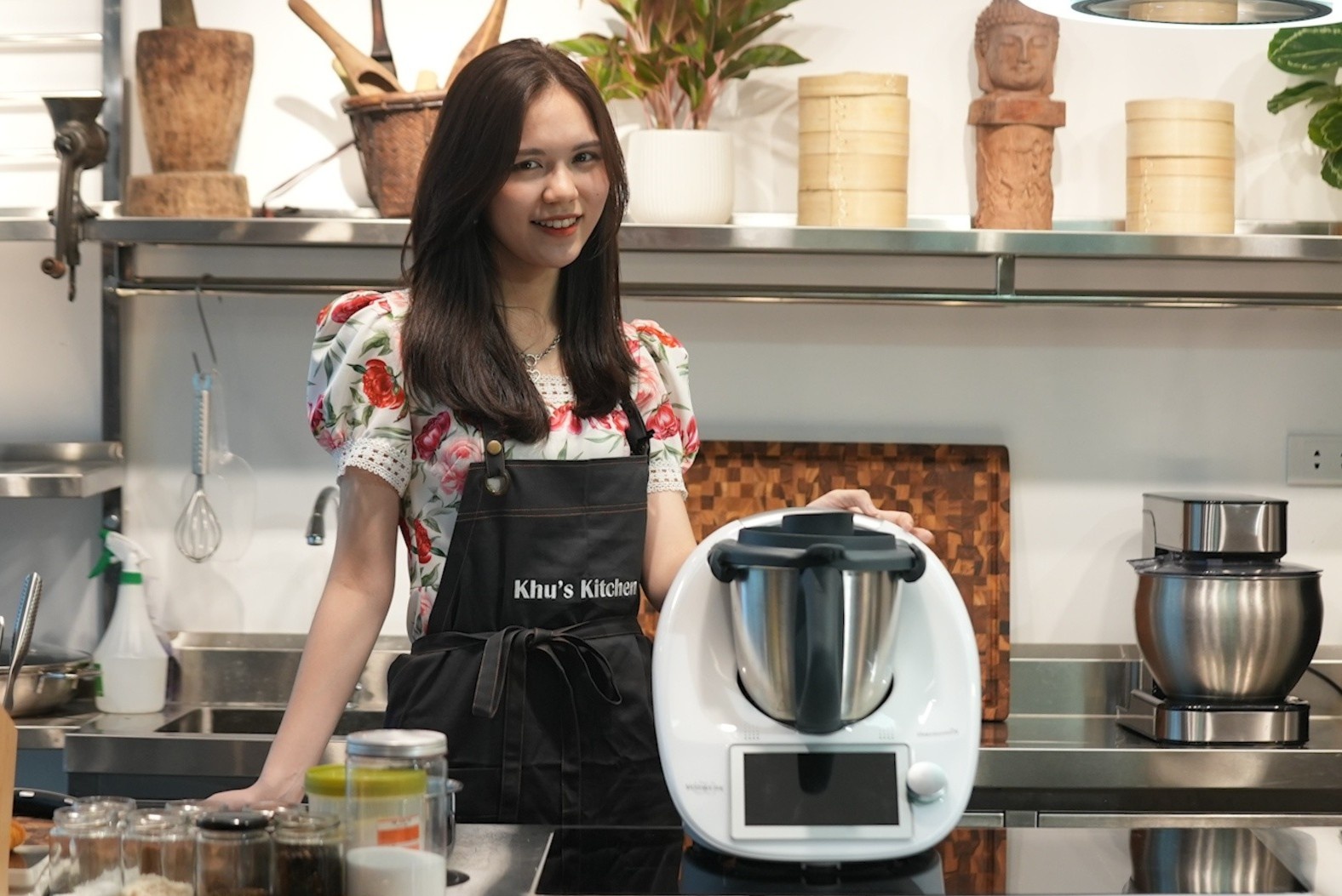 Robot nau an, may hut khoi plasma trong can bep tram trieu dong hinh anh