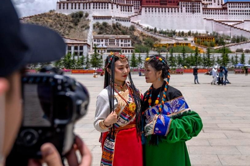 Tay Tang so 'qua bom du lich' dang ap den hinh anh