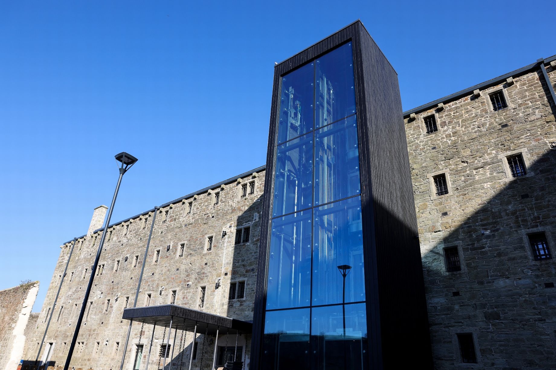 khach san nha tu anh 2