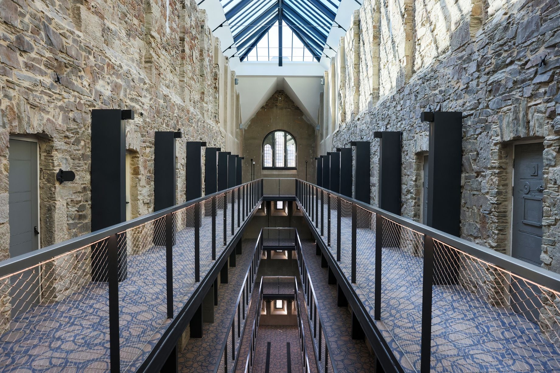 khach san nha tu anh 10