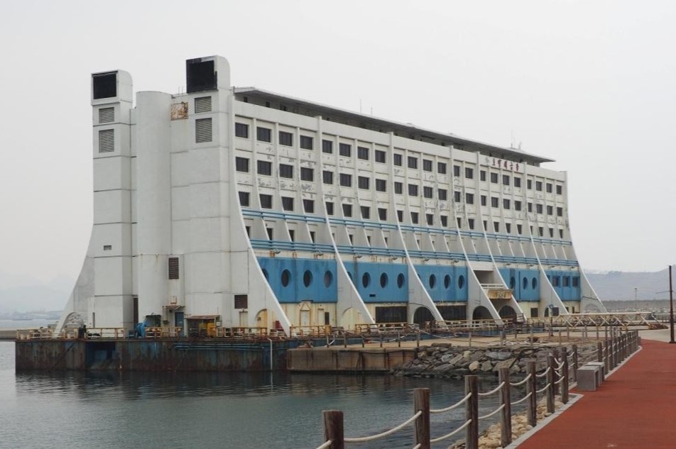 Khach san noi 'di cu' tu TP.HCM sang Trieu Tien sap bi pha bo hinh anh