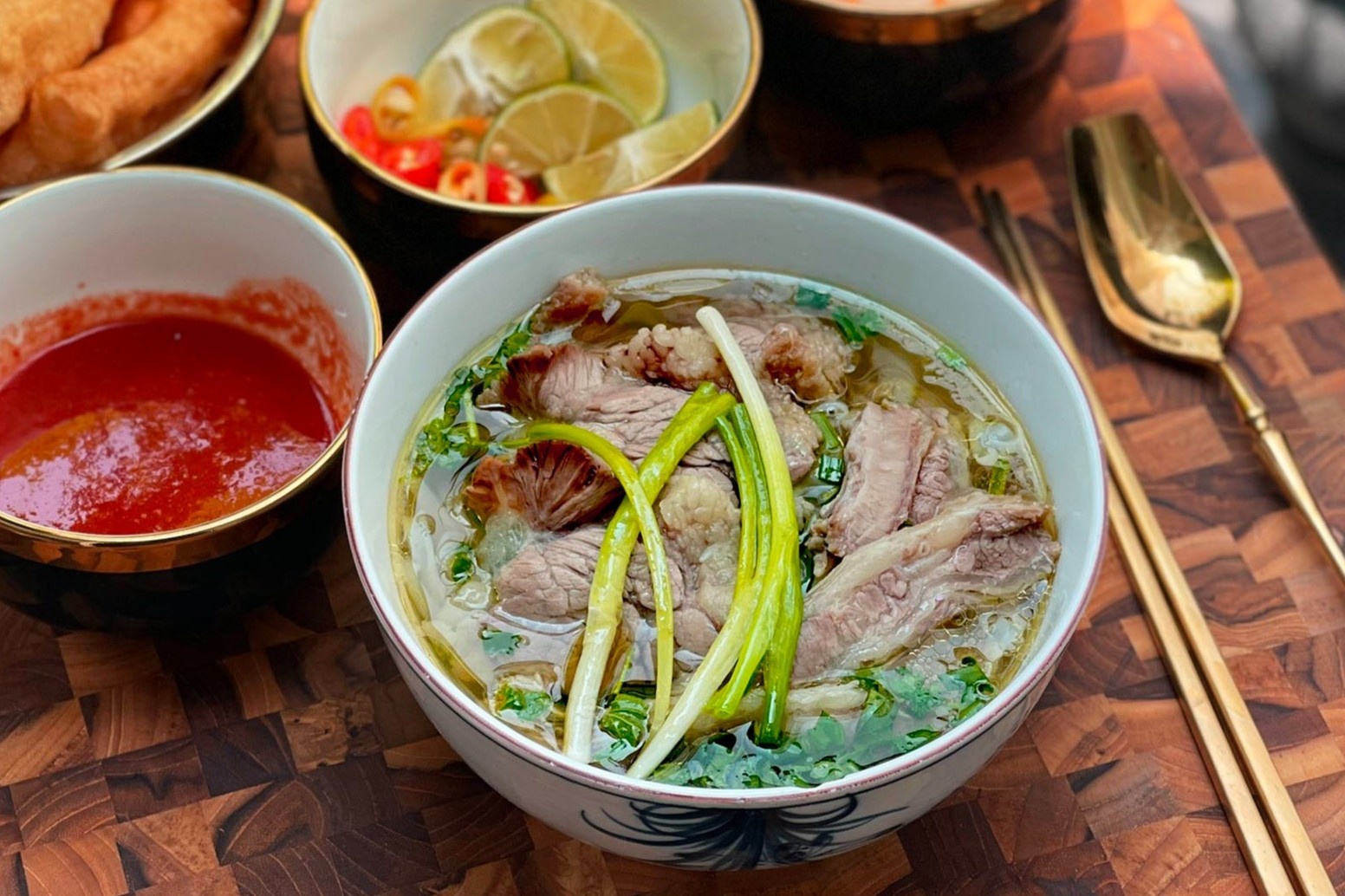 Bep truong day lam pho bo loi, gau trong ngay gian cach hinh anh
