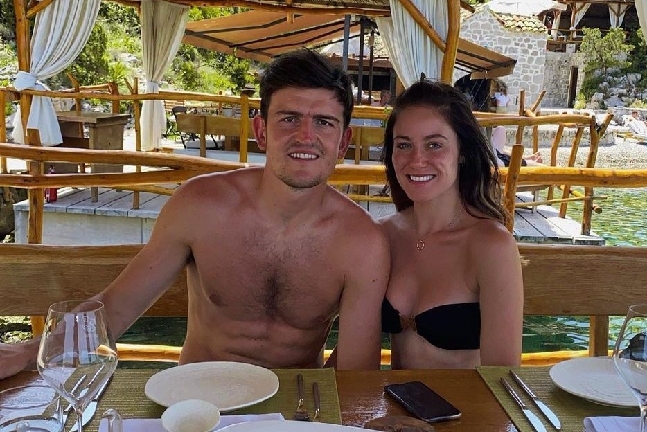 Maguire va Pogba khoe anh du lich voi vo truoc ngay hoi quan voi MU hinh anh