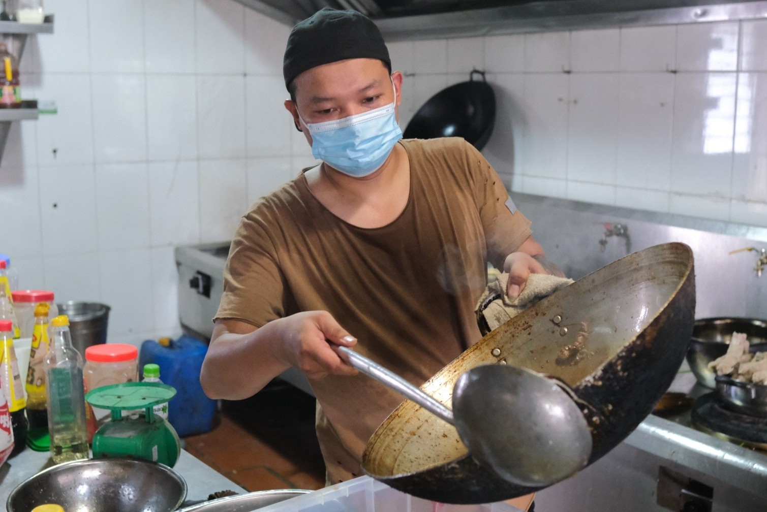 Doi dau bep chuyen nghiep nau an phuc vu bac si chong dich hinh anh