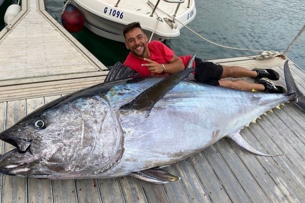 Cau duoc con ca ngu nang hon 300 kg hinh anh