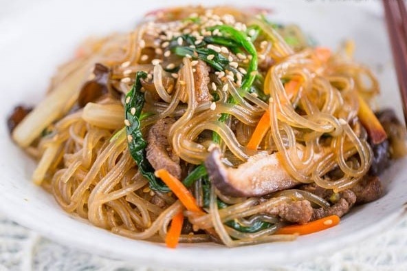 Mien xao hanh toi an kem com chuan Han Quoc hinh anh