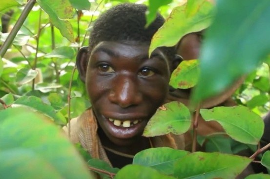 Chang trai khuyet tat chi thich song trong rung o Rwanda hinh anh