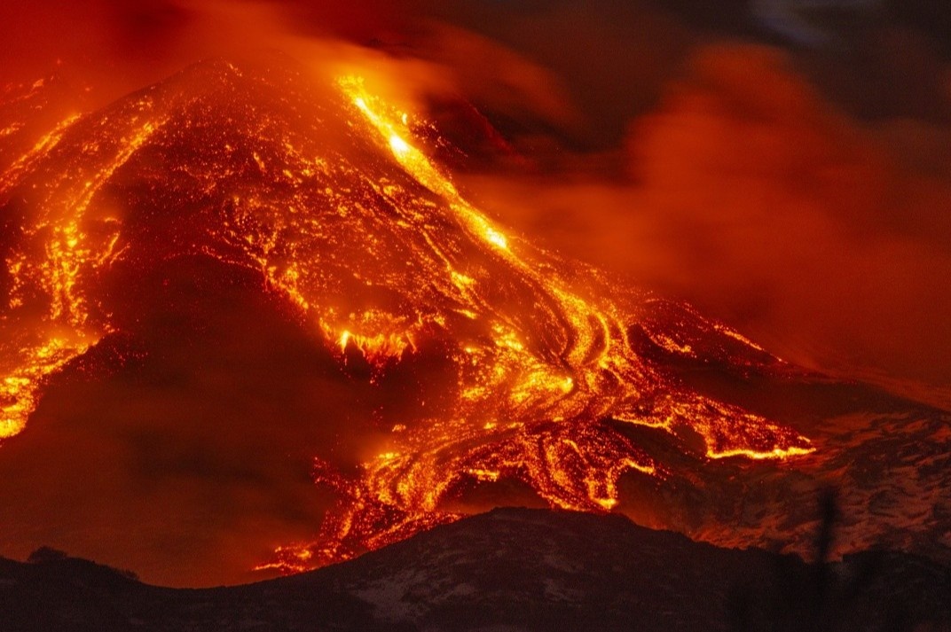 Dong dung nham do ruc cua nui lua lon nhat chau Au hinh anh