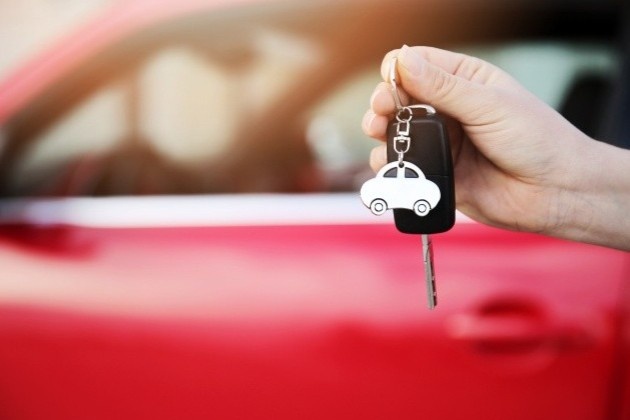 Du khach qua doi vi nuot chia khoa xe hinh anh