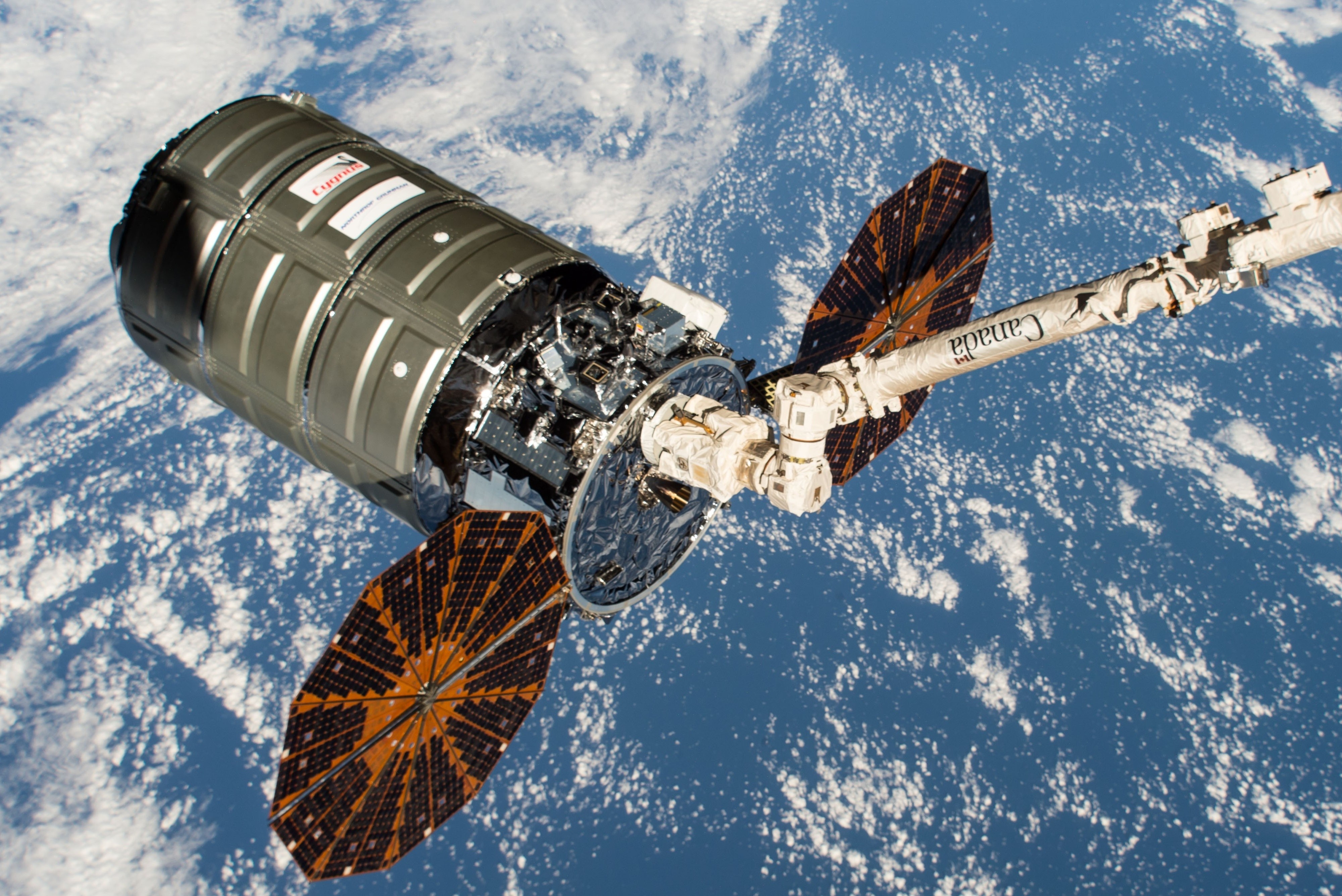 Tau vu tru giao pizza ra ngoai khong gian hinh anh