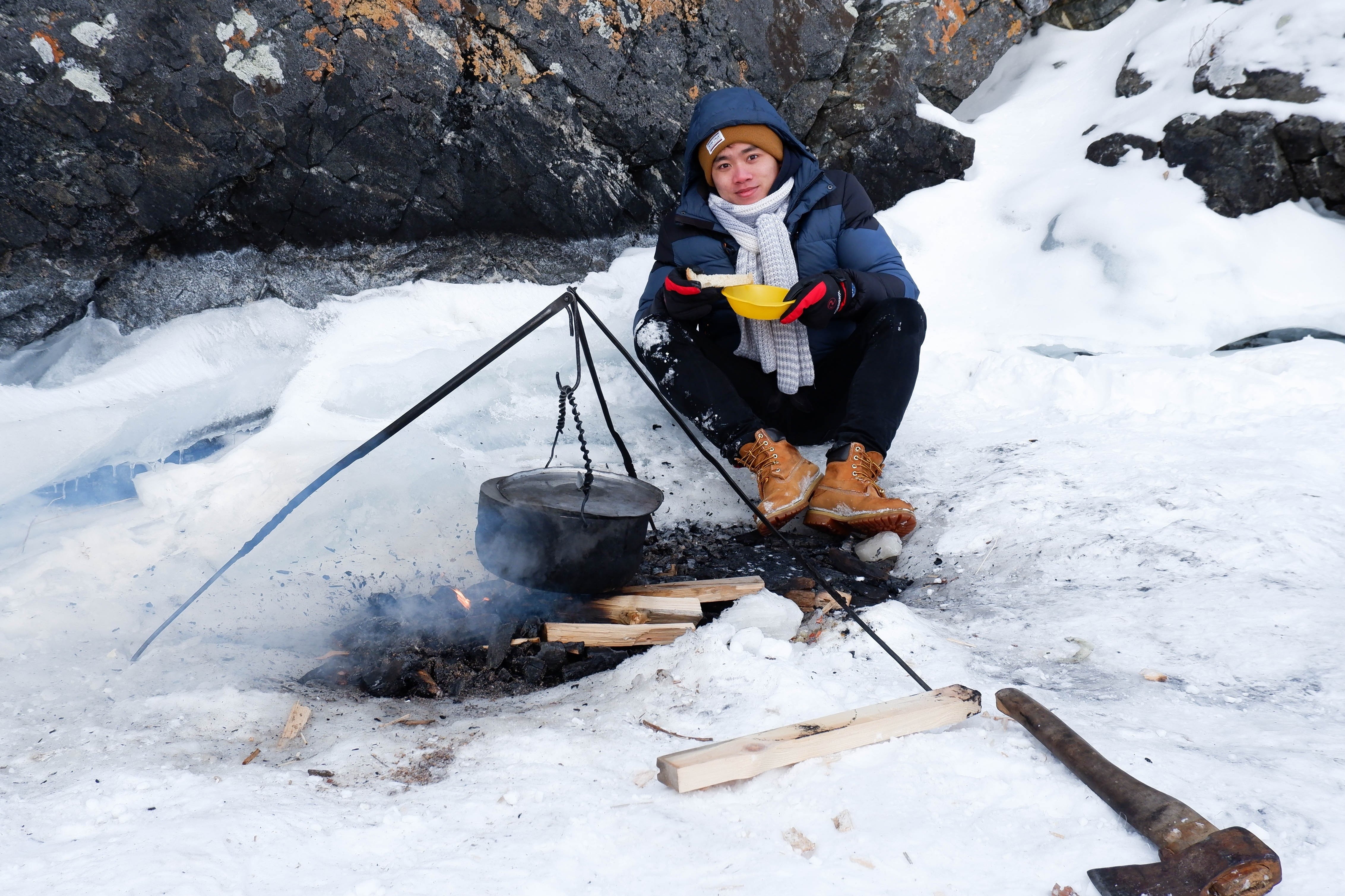 Chang trai Viet ke chuyen nau sup tren mat ho sau nhat the gioi hinh anh