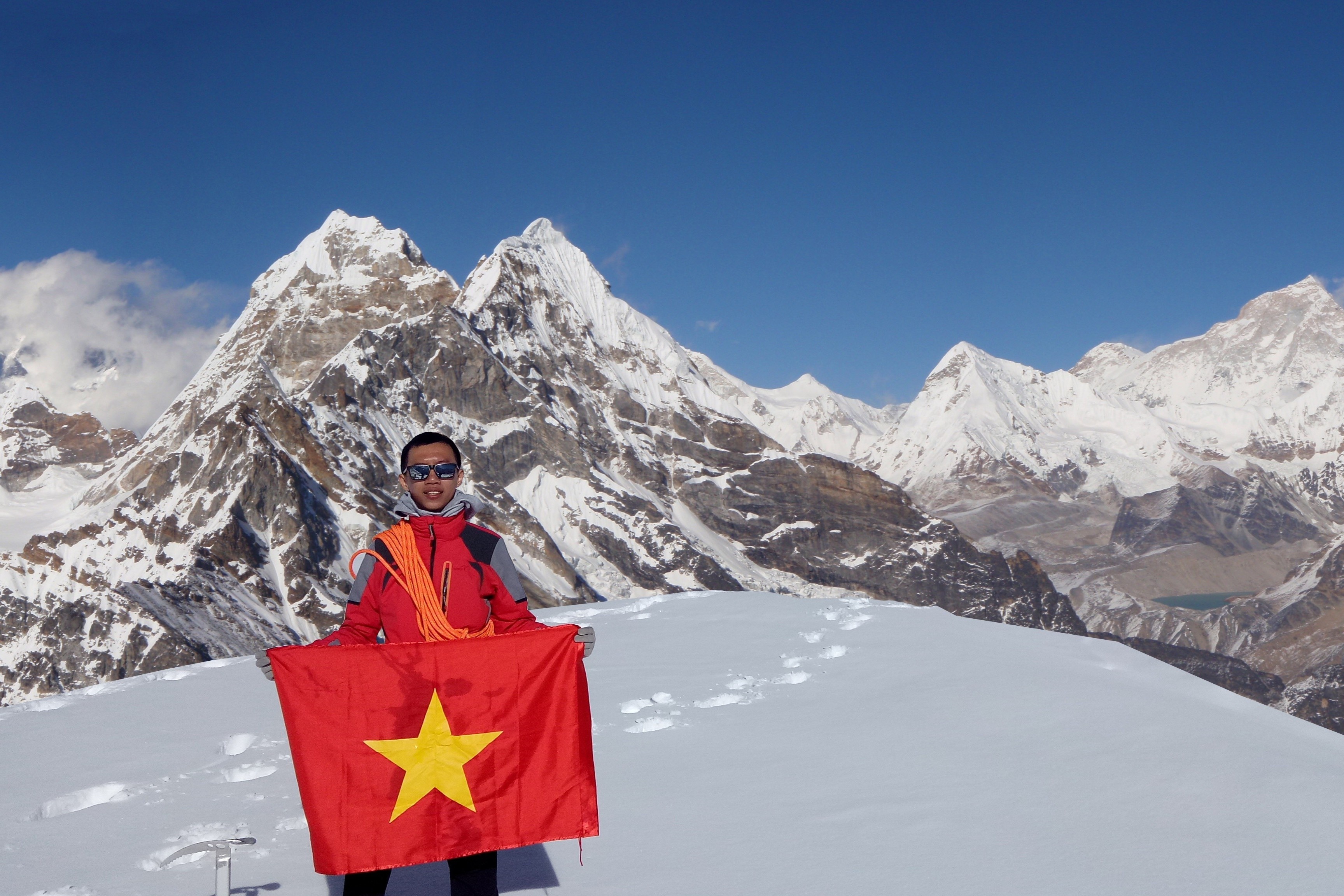 Them thong tin vu mot nguoi Viet tu nhan len dinh 6.812 m o Nepal hinh anh