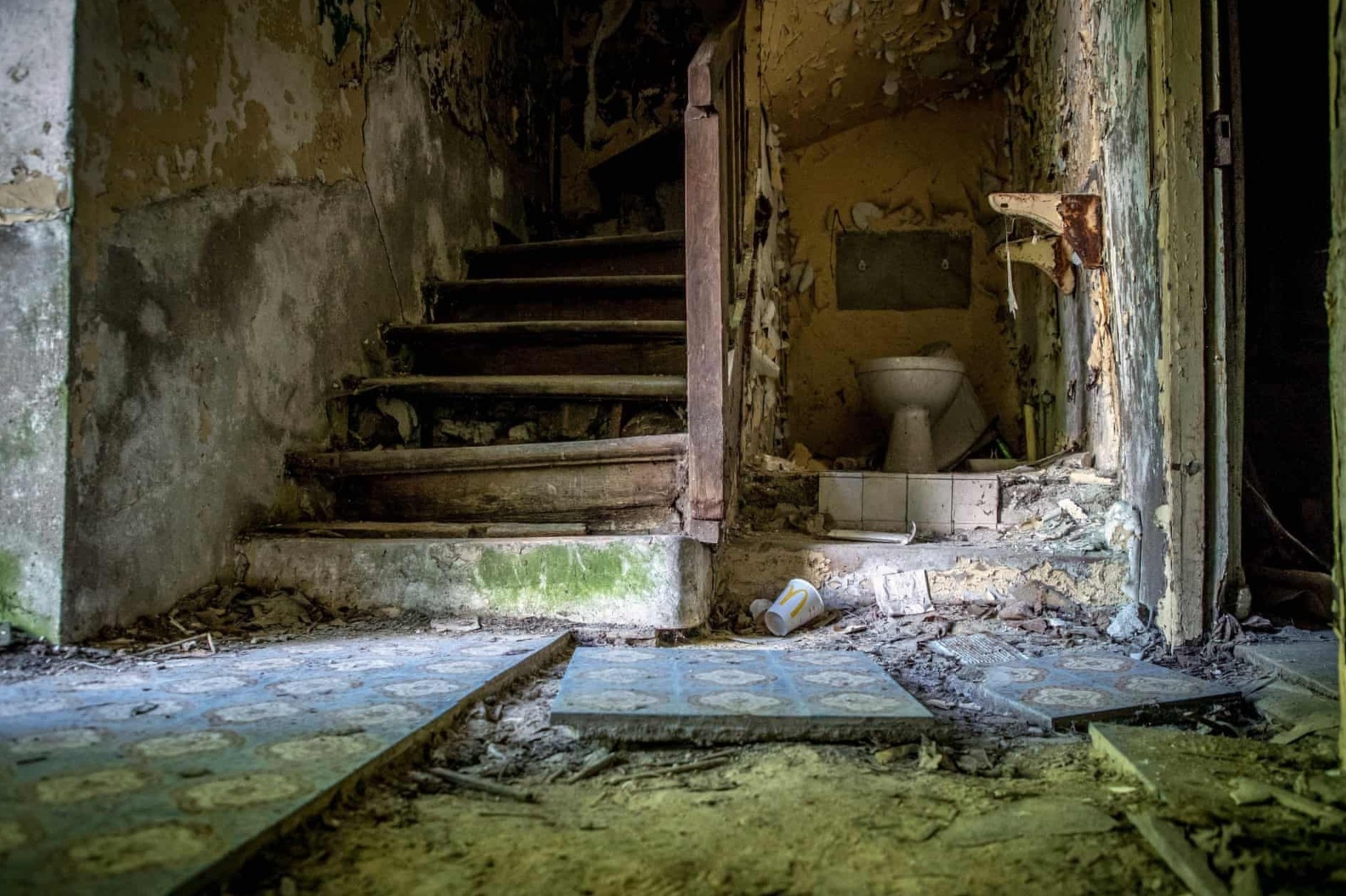 Ngoi lang bi bo hoang vi may bay luon tren dau ca ngay hinh anh