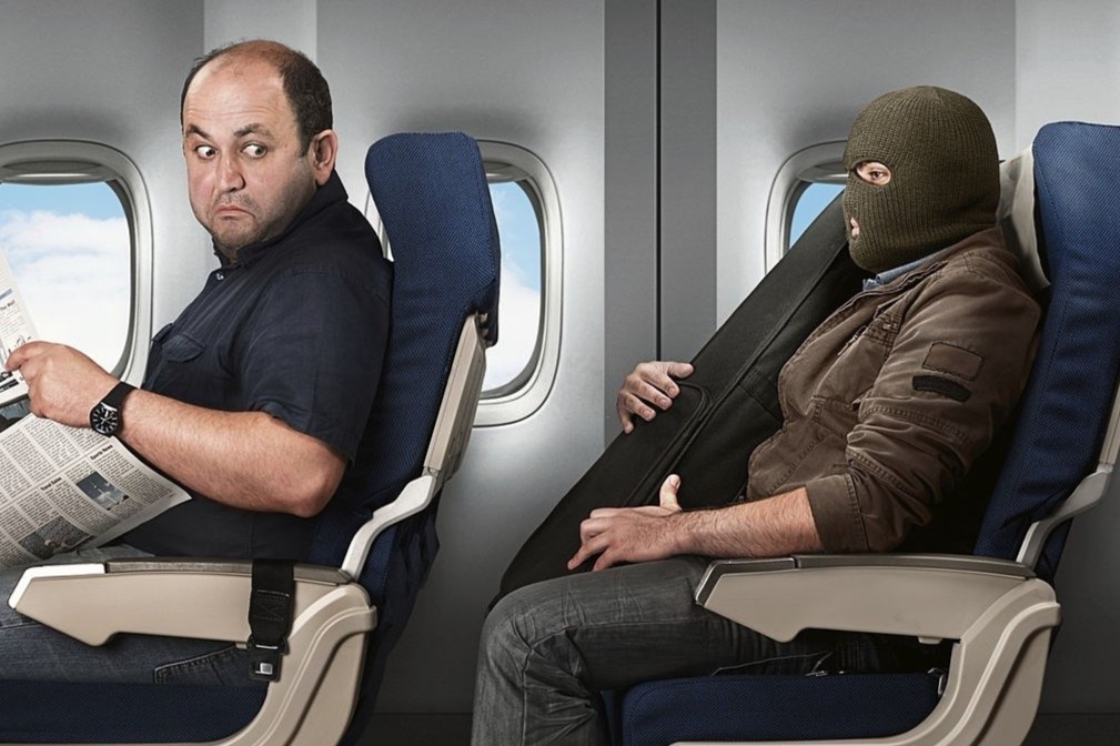 Doa danh bom may bay vi di muon hinh anh