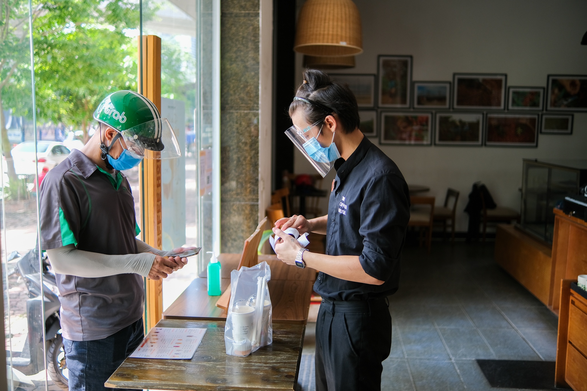 ha noi mo cua tro lai anh 2