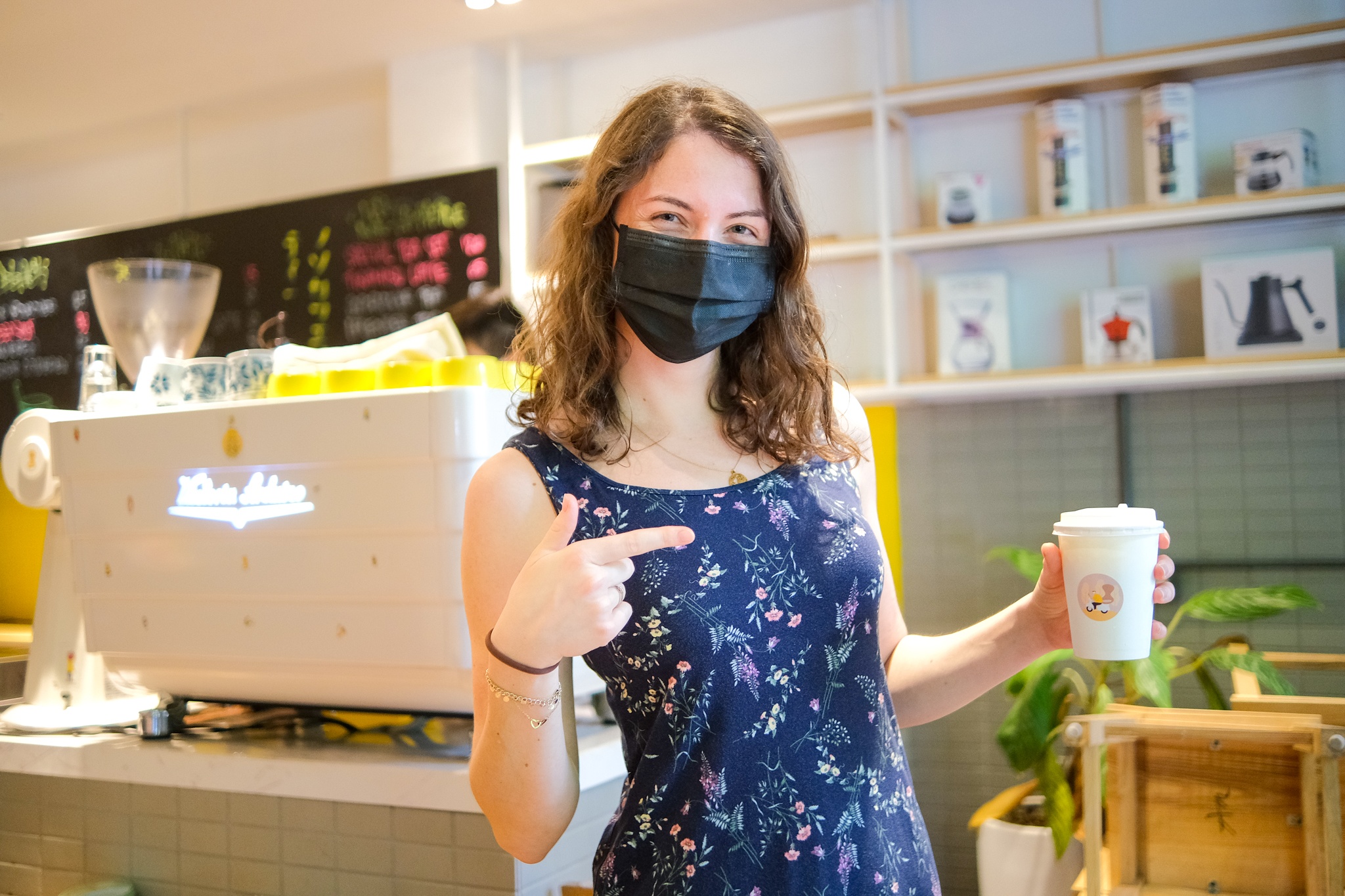 Lac dac nguoi di mua ca phe khi Ha Noi noi long gian cach hinh anh